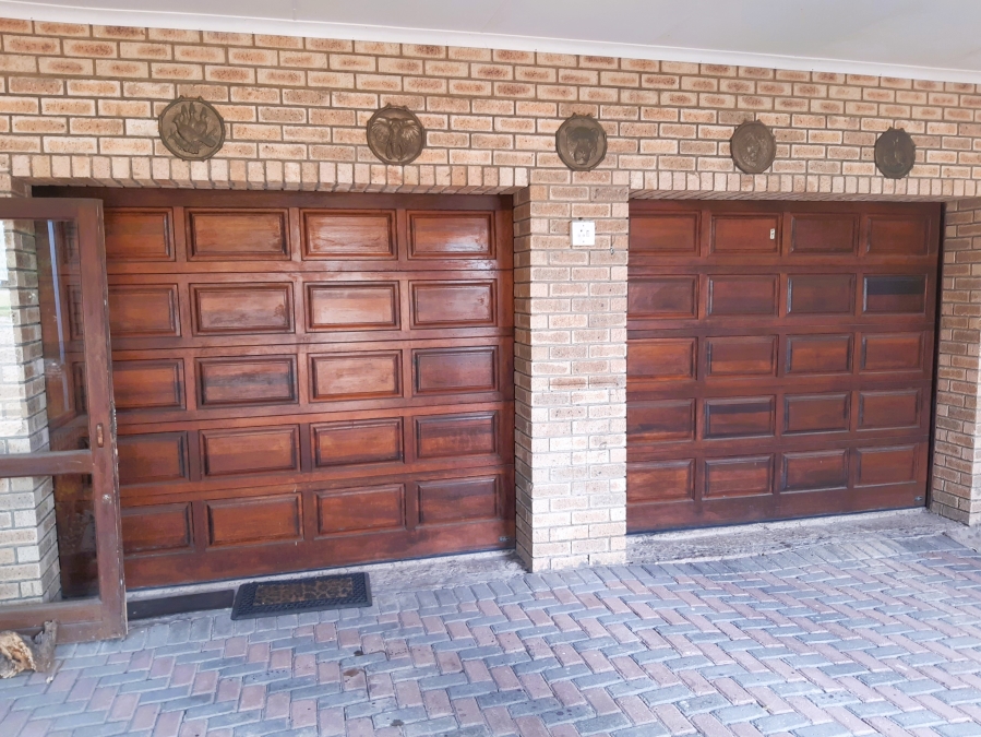 6 Bedroom Property for Sale in Paradise Beach Eastern Cape